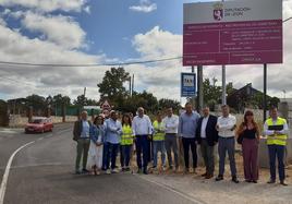 Representes de la Diputación y el Ayuntamiento de Ponferrada comprueba la obra realizada en este vial.