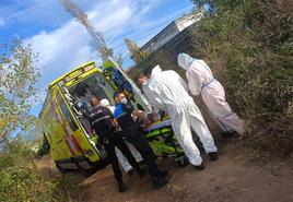 Rescate del anciano en la vivienda situada en la carretera del pantano de Ponferrada.