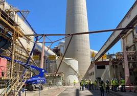 Labores de desmantelamiento de la térmica de Compostilla II en Cubillos del Sil.