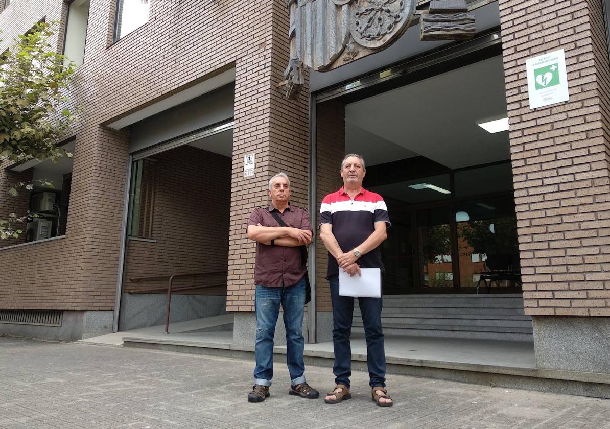 Los representantes de Bierzo Ya ante los juzgados de Ponferrada.