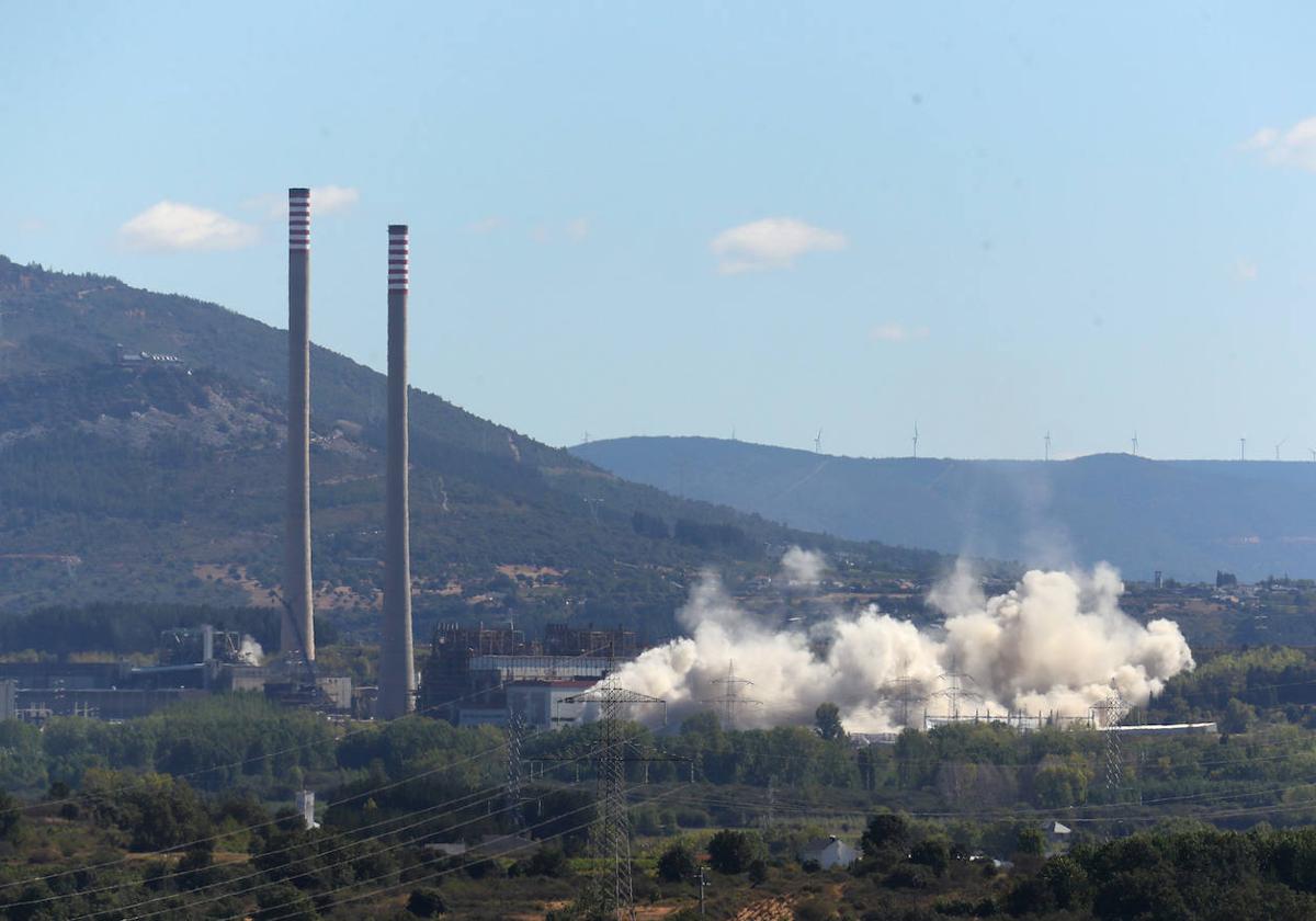 Derribo de las torres y una de las chimeneas de la central.