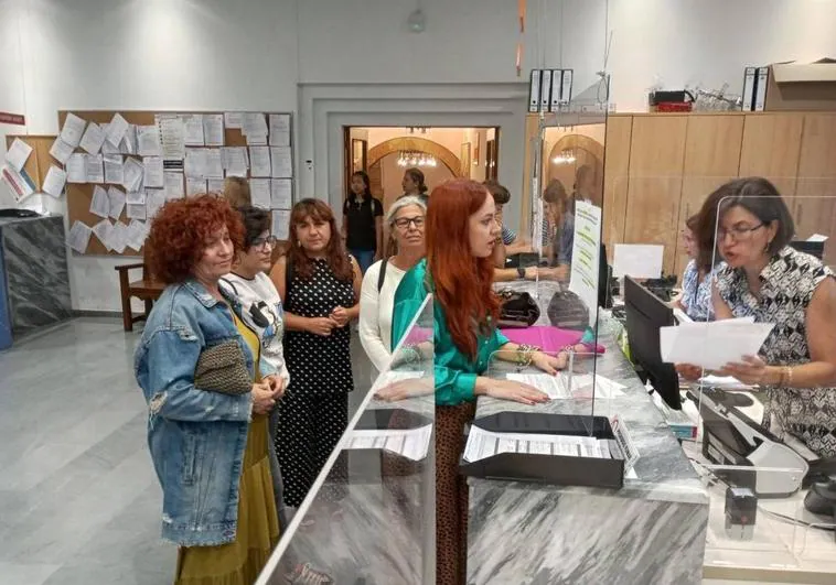 Podemos y asociaciones feministas registran la petición en el Ayuntamiento de Ponferrada.