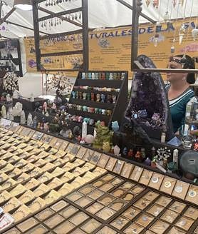 Imagen secundaria 2 - Samuel, Sifgrido y Laura atendiendo a cientos de ponferradinos durante las fiestas.