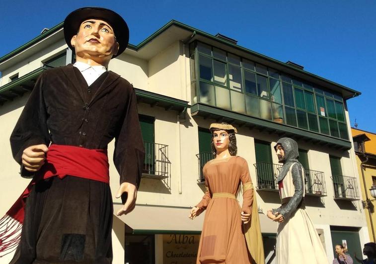 Salida de los gigantes y cabezudos en las fiestas de la Encina de Ponferrada.