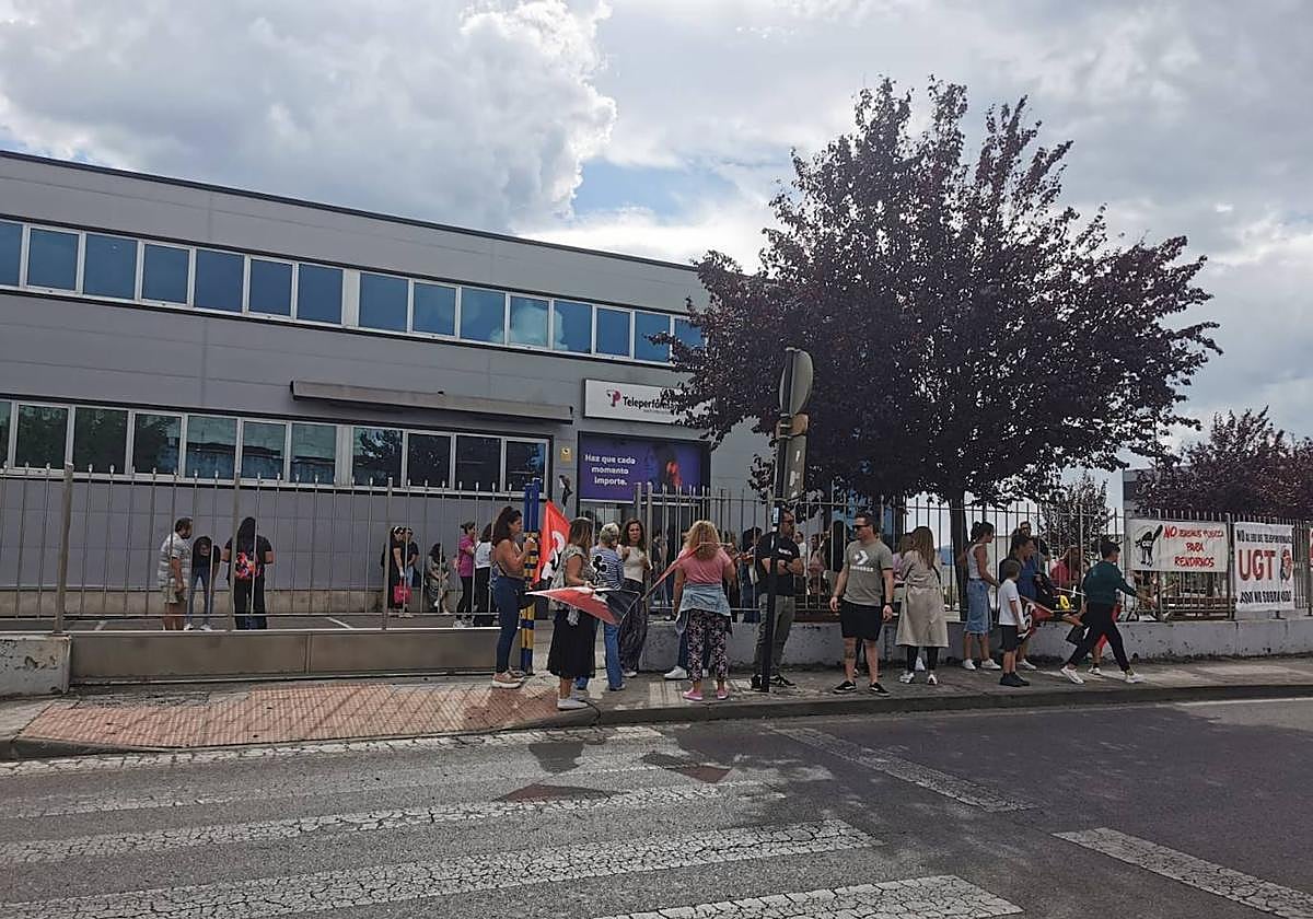 Imagen de una concentración en Teleperformance Ponferrada.