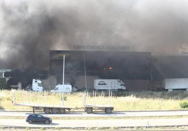 Imagen del incendio que asoló la fábrica de Embutidos Santa Cruz.