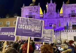 Imagen de archivo de una concentración feminista en la Plaza del Ayuntamiento de Ponferrada.