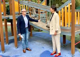 El concejal de Hacienda (I) presentó el plan de renovación de juegos infantiles en el parque del Plantío de Ponferrada.