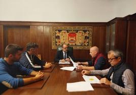 Imagen de la reunión entre los responsables de los sellos de calidad del Bierzo y el alcalde de Ponferrada.