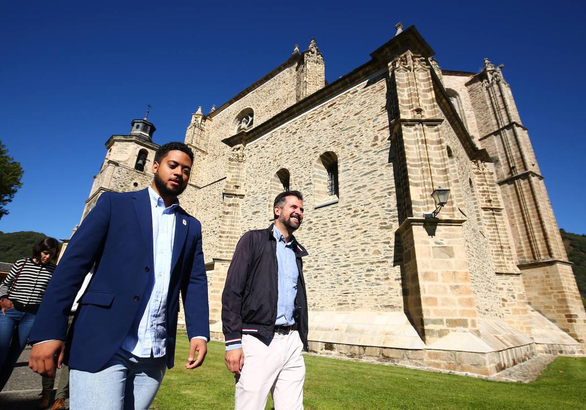 El secretario del PSOE de Castilla y León, junto al alcalde de Villafranca, durante su visita al municipio.