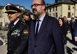 El alcalde de Ponferrada junto al comisario en la celebración de los actos deela festividad del patrón de la Policía Nacional.
