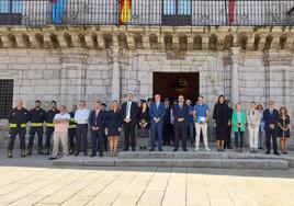 Ponferrada guarda un minuto de silencio en memoria de las víctimas de los incendios de las discotecas de Murcia.