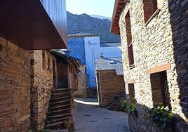 Iglesia de Peñalba al fondo con los andamios listos para las obras.