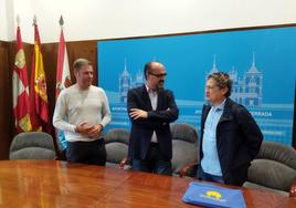 El gerente de la asociación comunicó al alcalde y al teniente de alcalde que Ponferrada albergará la próxima reunión.