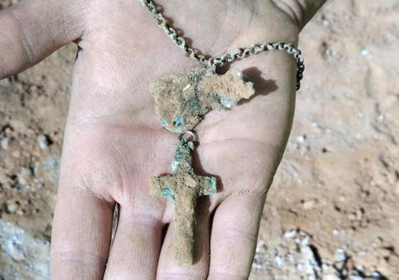 Imagen de una de las medallas encontradas en las excavaciones.