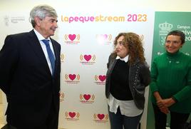 El rector de la Universidad de León, Juan García Marín, junto a la vicerrectora del campus de Ponferrada, Pilar Marqués, en la inauguración de 'Peque Stream'.