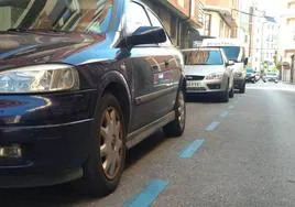 Vehículos estacionados en una calle de Ponferrada.