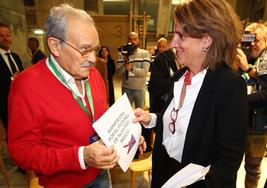 El empresario y presidente de la Fundación 'Prada a tope', José Luis Prada, entrega a la ministra el manifiesto contra los macroparques.