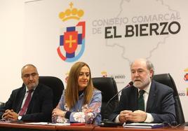 El presidente del Consejo, la delegada del Gobierno de Castilla y León y el presidente de Tragsa, durante su reunión en Ponferrada.