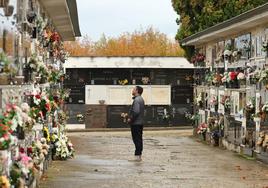 Imagen de una de las zonas de nichos en el cementerio de Ponferrada.