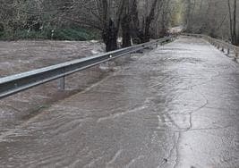 Imagen del desbordamiento del río Meruelo en la carretera de Molinaseca a Onamio.