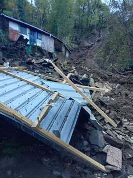 Imagen del deslizamiento de tierra que destruyó seis casas en la localidad berciana de Lusio.