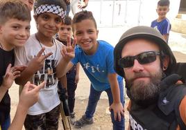 El periodista berciano Pablo Morán junto a unos niños durante la cobertura de la guerra de Israel como corresponsal de la Cadena Ser.