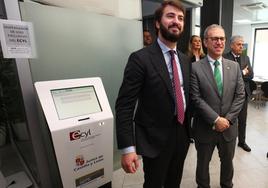 El vicepresidente de la Junta (I) visita la nueva Oficina de Empleo de Ponferrada junto al consejero de Empleo.