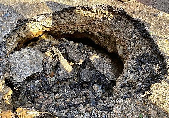 Imagen del nuevo socavón en la carretera que une las localidaes de La Cernada y La Faba en Vega de Valcarce.