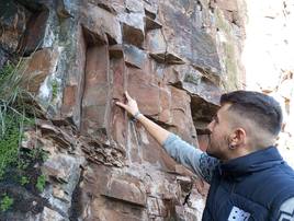 El concejal de Turismo de Vega de Espinareda muestra el ataque a las pinturas rupestres de Peña Piñera