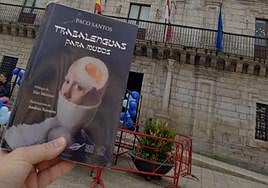 Libro Trabalenguas para mudos, al fondo el Ayuntamiento de Ponferrada.