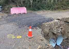 Imagen que presenta la carretera LE-41013 entre La Faba y La Cernada tras los socavones.