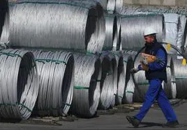 Un operario de Roldán en las instalaciones de la acerera ponferradina.