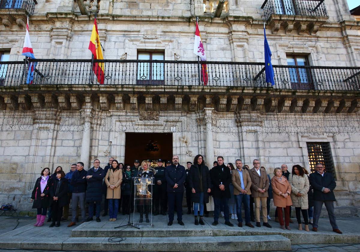 Imagen principal - Acto del Ayuntamiento de Ponferrada para conmemorar el 25N.