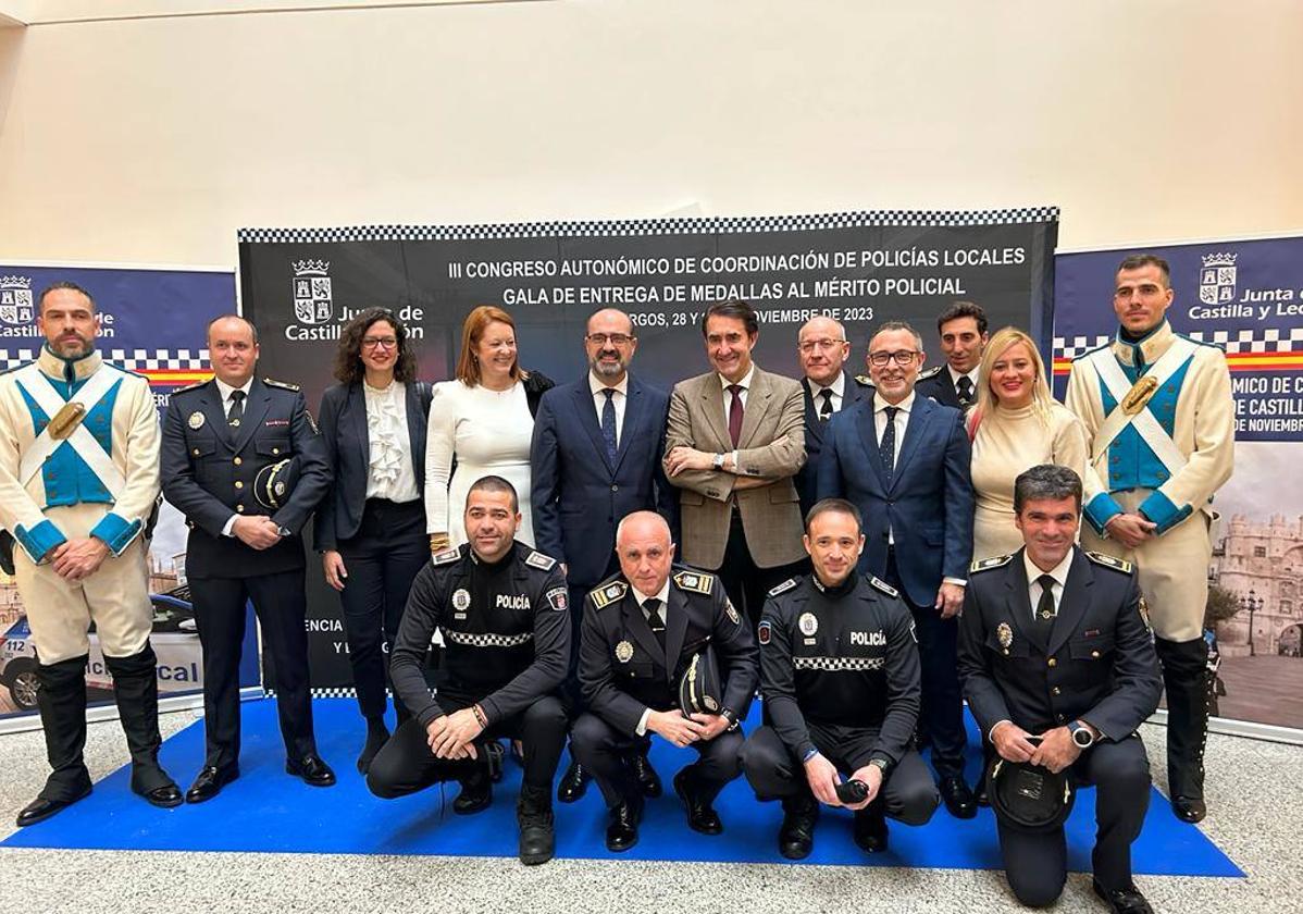 Agentes de la Policía Municipal de Ponferrada, junto con autoridades locales y representantes de la Junta.