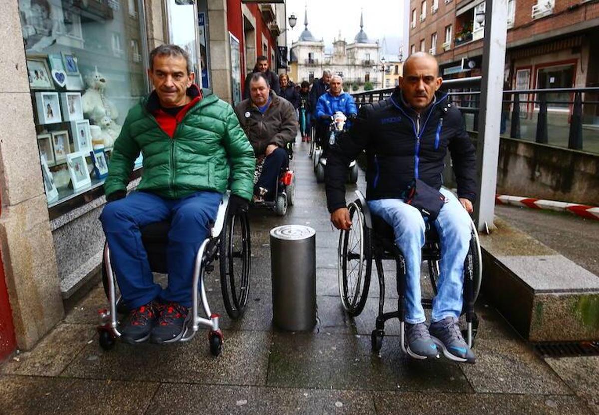 Paseo en silla de ruedas de Ambi en Ponferrada, en una imagen de archivo.