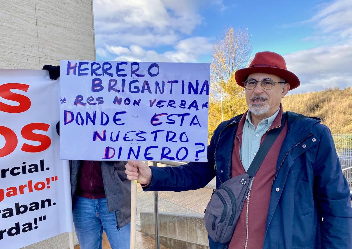 Imagen secundaria 1 - Concentración de afectados de Herrero Brigantina en Ponferrada.