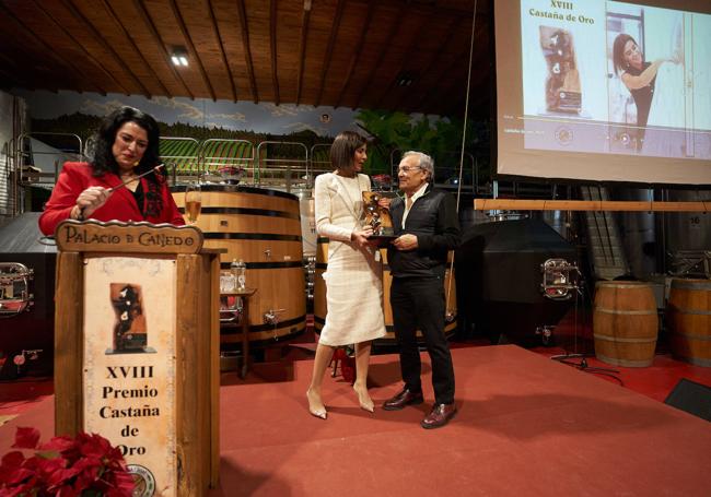 Silvia Fernández recibió de José Luis Prada la Castaña de Oro 2023.