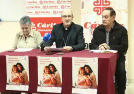 El obispo de Astorga, Jesús Fernández (C) presentó en Ponferrada la campaña de Navidad.