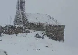 Imagen de la ermita completamente nevada.
