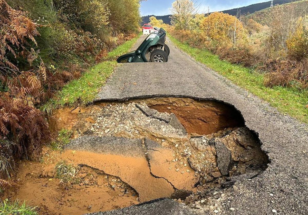 Imagen de los socavones que se tragaron dos coches en la carretera del pueblo berciano de La Cernada.