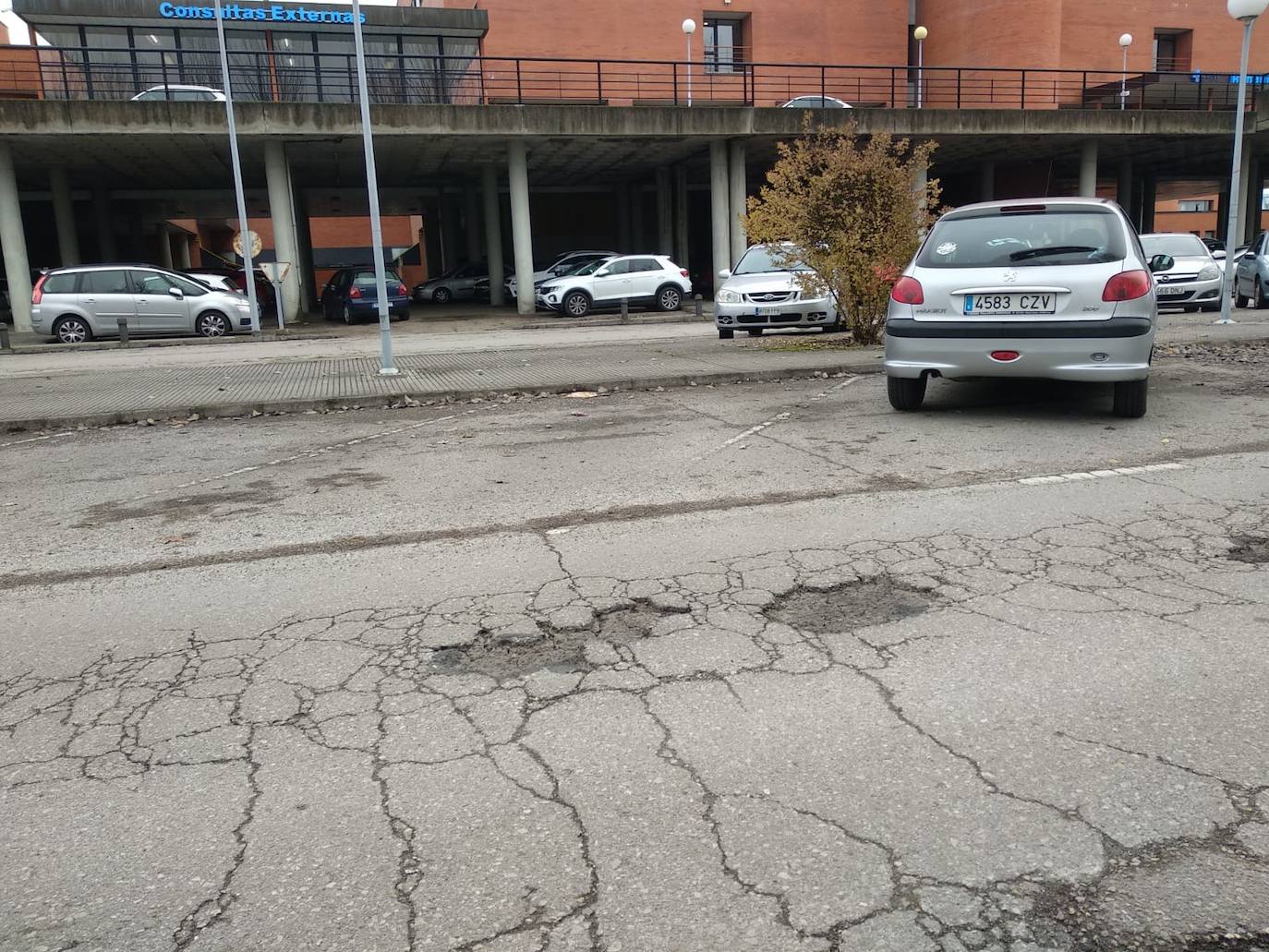 Una carrera de obstáculos para acceder al Hospital del Bierzo
