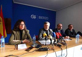 Francisco Vázquez (2I), junto a cargos del PP de Ponferrada.