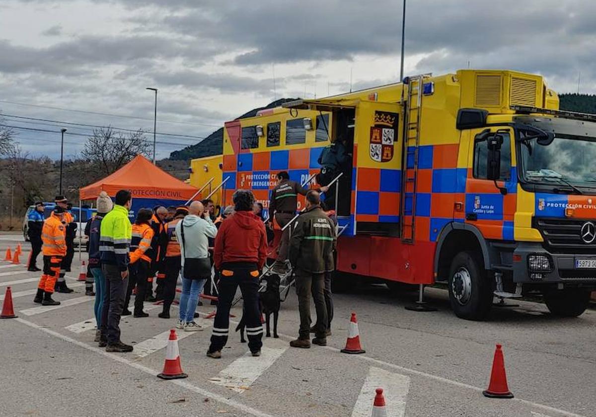 Imagen del dispositivo de búsqueda del hombre desaparecido en la localidad ponferradina de Rimor.