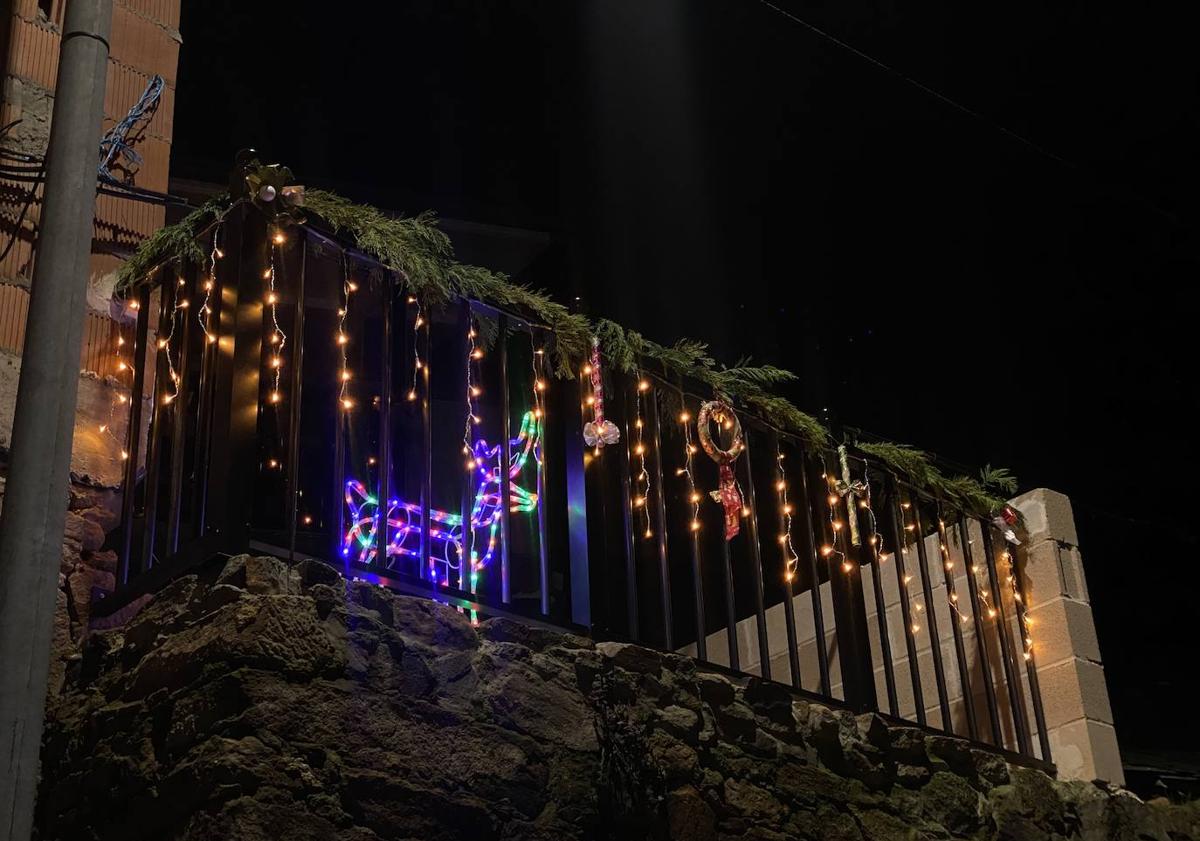 Imagen principal - Lillo del Bierzo se ilumina con un árbol de cinco metros