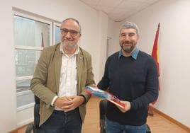 El presidente comarcal visitó el Ayuntamiento de Vega de Espinareda, donde fue recibido por su alcalde, Javier Salgado.