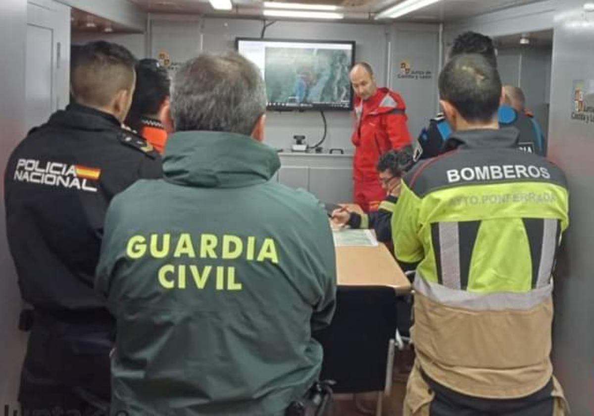 Miembros del dispositivo de Emergencias que participan en la búsqueda del hombre desaparecido en Rimor.