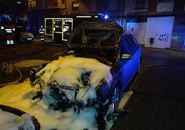 Un incendio calcina dos coches en la calle Cornatel de Ponferrada.