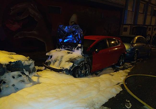 Los bomberos de Ponferrada sofocaron las llamas en los vehículos afectados por el fuego.