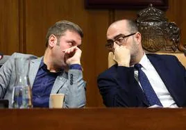 Iván Alonso y Marco Morala conversan durante el pleno del Ayuntamiento de Ponferrada.